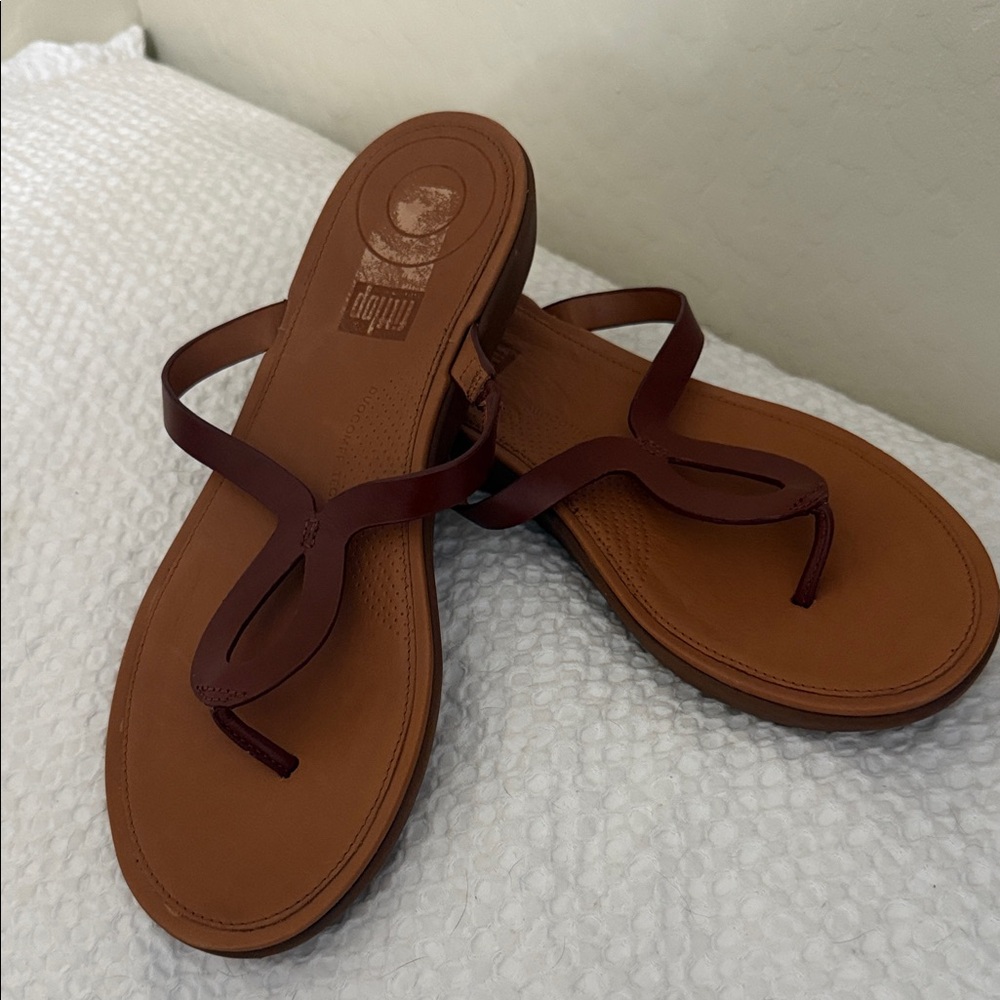 Women's 9 Fitflop Strata Toe Leather Upper Comfort Technology Sandals